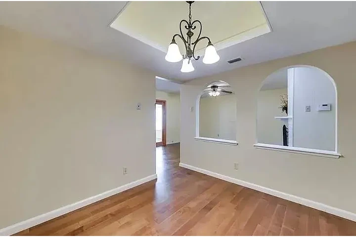 $900 : Beautiful hardwood floors home image 4