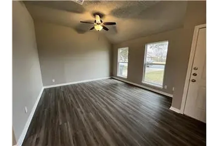 $1050 : Rental property with 3 bedro image 4