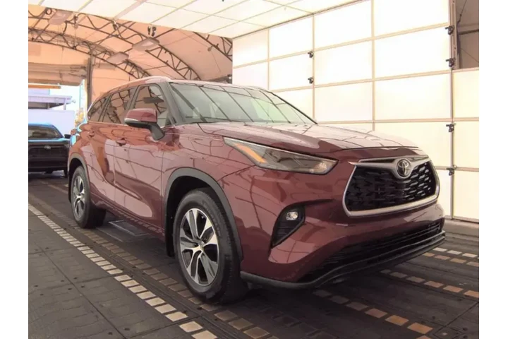 $32390 : Toyota Highlander 2023 L 4dr image 4