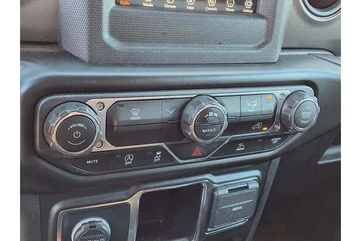 Jeep Wrangler 2022 4x4 Sport image 9