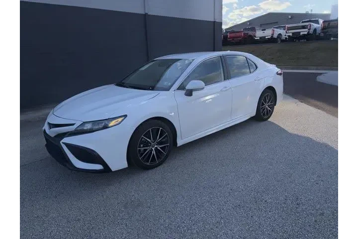 $25977 : Toyota Camry 2024 SE 4dr Sed image 4