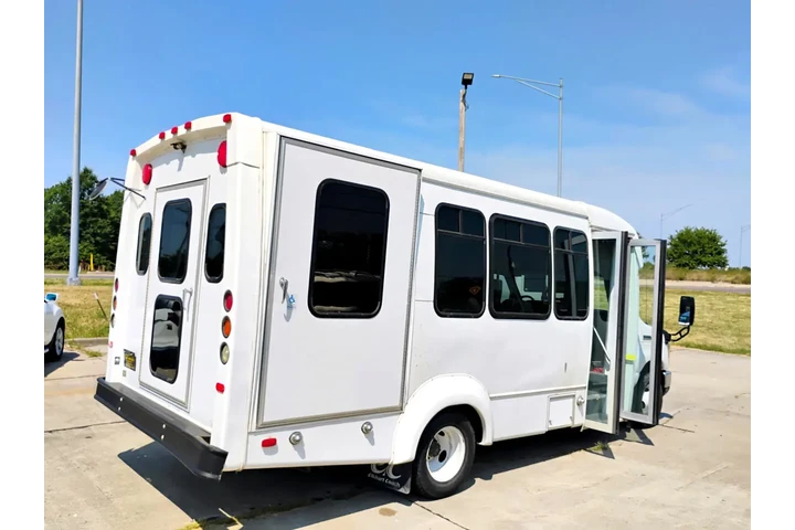 $9999 : 2015 Econoline E450 image 4
