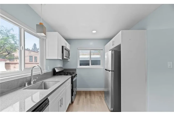 $1950 : 2 BEDROOM APT IN CARSON image 4