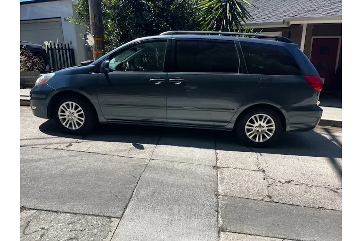 $7500 : Toyota Sienna 2010 image 1