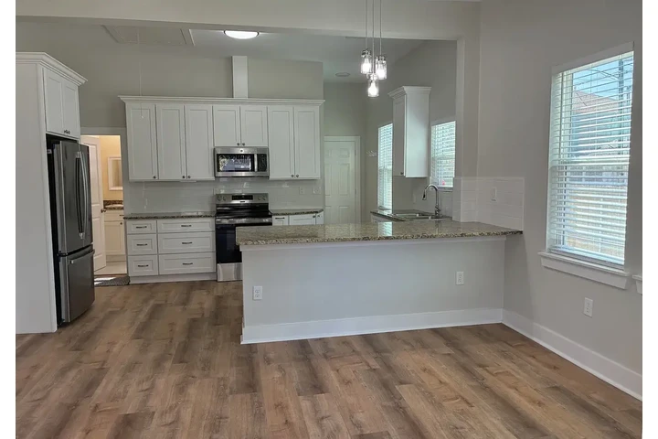$850 : charm natural  hardwood Home image 2