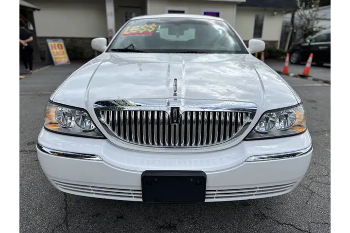 2010 Town Car Signature Limit image 9