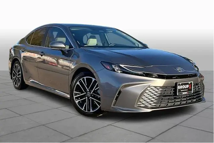 $34024 : Toyota Camry 2025 XLE 4dr Se image 3