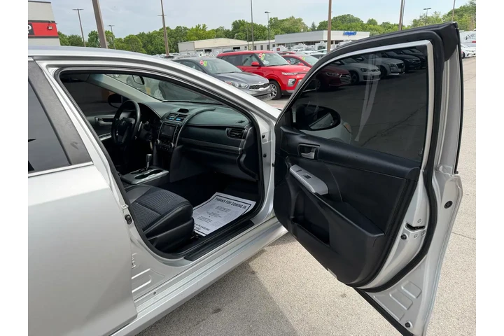 2014 Camry SE image 7
