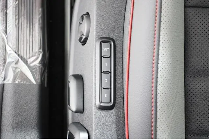 $35982 : Volkswagen Golf GTI 2025 SE image 5