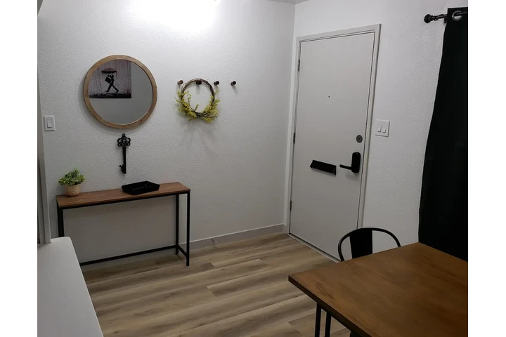 $1050 : Modern 1-Bedroom Apartment in image 1