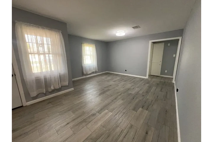 $1300 : Welcome to this charming 3-bed image 5