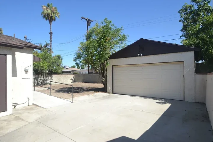 $2300 : Available 3Bed 1Bat in LA image 2