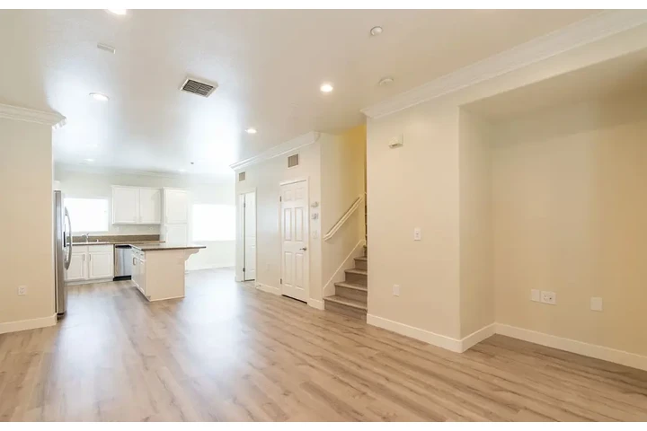 $2350 : Nice 3 bedroom apartment image 3