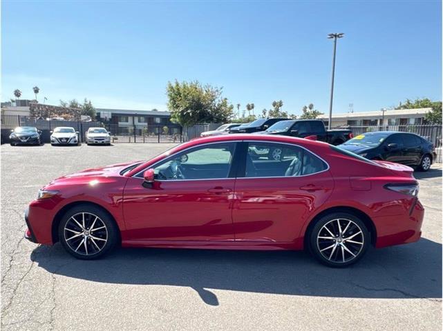 2022 Camry SE image 7