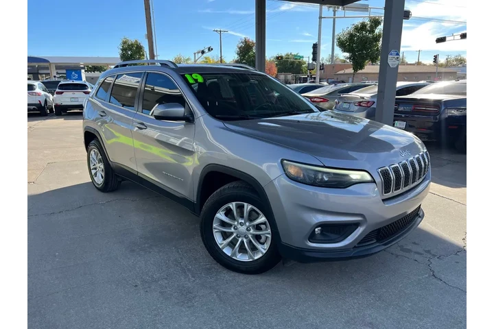 2019 Cherokee Latitude 4WD image 3
