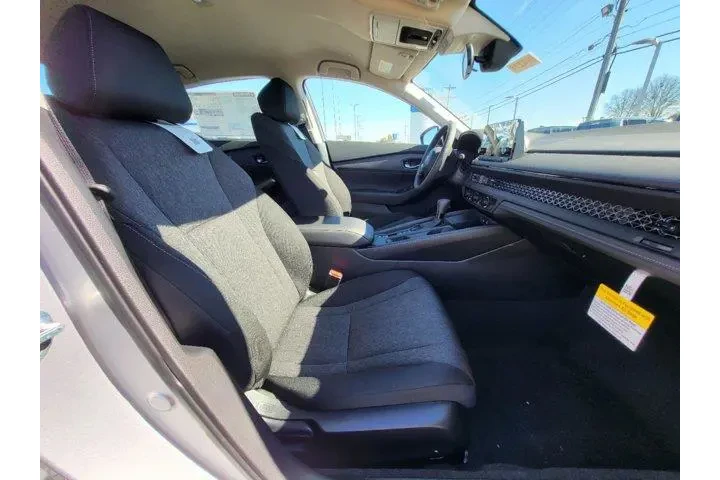 $23371 : Honda Accord 2024 LX 4dr Sed image 5