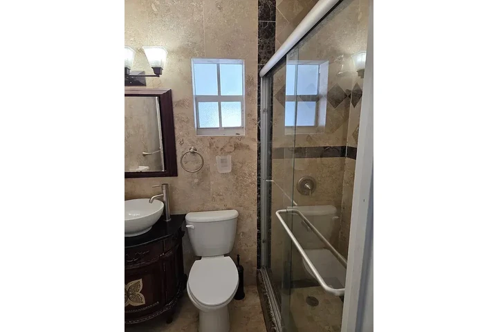 $700 : charming HOME ..Miami, FL image 7