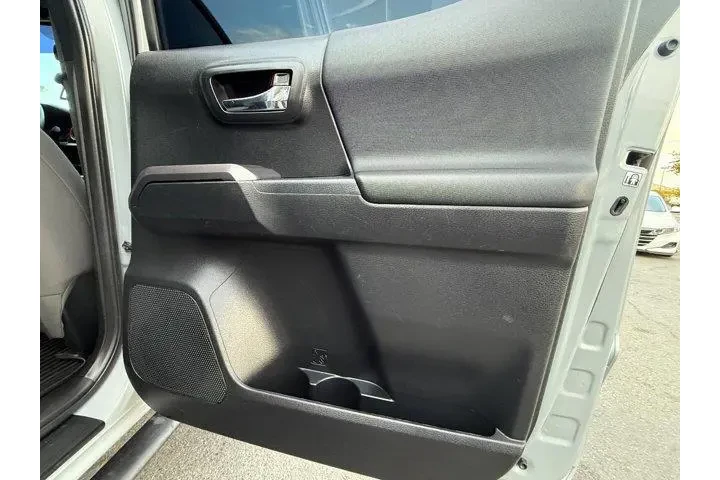 $32345 : Toyota Tacoma 2018 4x4 TRD P image 9