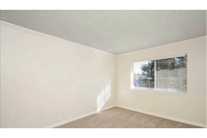 $1400 : Cuarto privado amplio con walk image 1