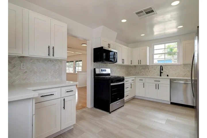 $2400 : 3Bed 2Bath in 60th Street LA, image 3