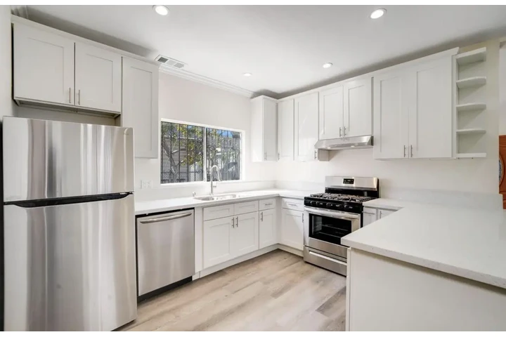 $1990 : 2 Bedroom Apt in James M Wood image 3