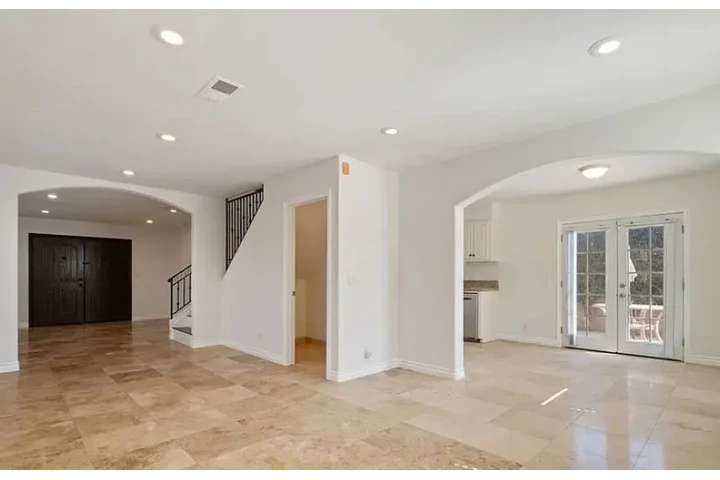 $2200 : Hawthorne location. Approxima image 3