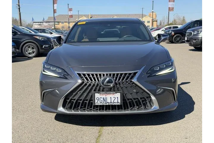 $35991 : Lexus ES 300h 2023 Luxury 4d image 2