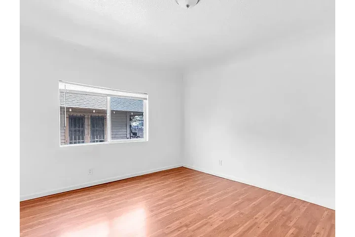 $1195 : Spacious 3bd 1ba @ LA image 8