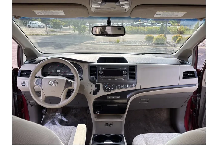 $10000 : 2013 Sienna LE image 4