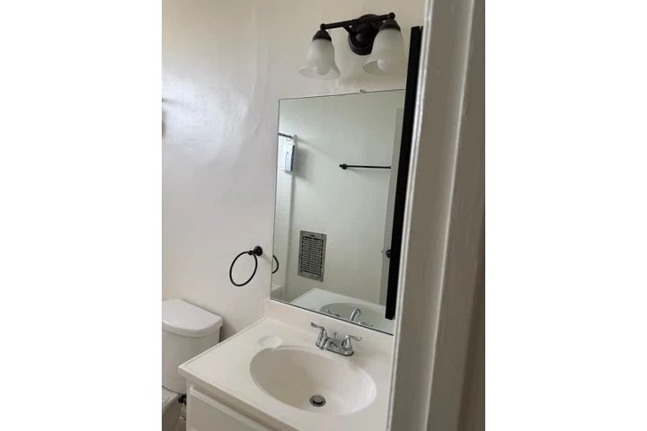 $1800 : Apartamentos listos YA!! image 1