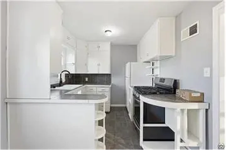 $850 : Rental property with 2 bedro image 5