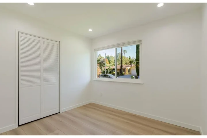 $2490 : 3 Bed 2 Bath Home in south LA image 5