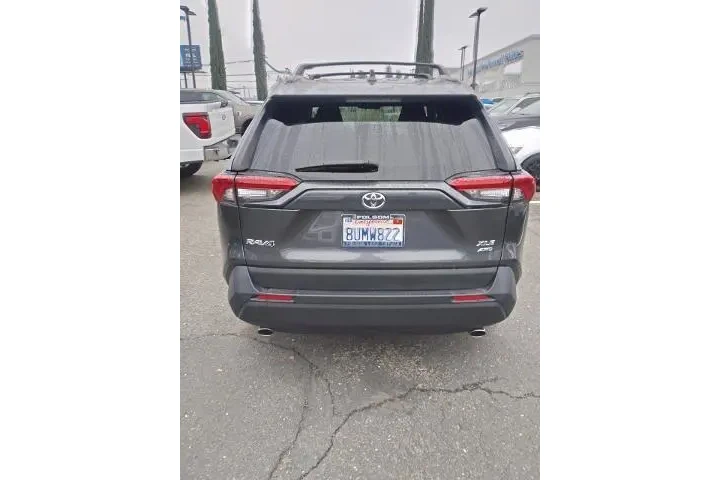 $29988 : Toyota RAV4 2021 AWD XLE Pre image 2