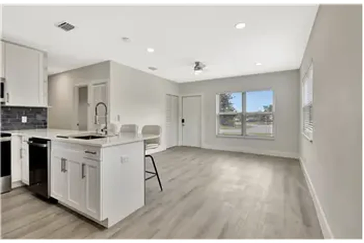 $3200 : Rental property with 3 bedro image 2