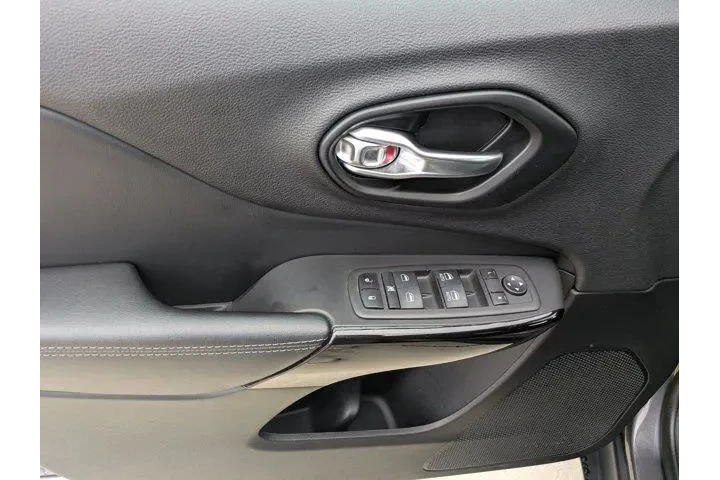 $25990 : Jeep Cherokee 2023 4x4 Altit image 9