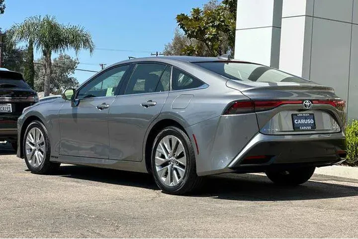 $11575 : Toyota Mirai 2021 XLE 4dr Se image 5
