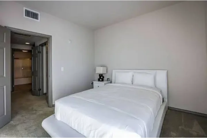 $700 : Fully Furnished Single Room !! image 2