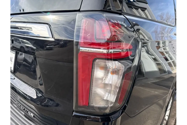 $71995 : 2024 Suburban 4WD Premier image 8