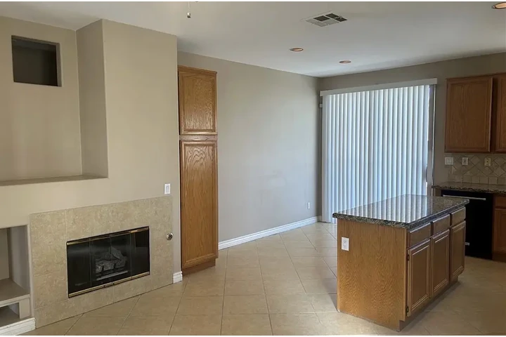 $900 : 3 spacious natural light home image 5