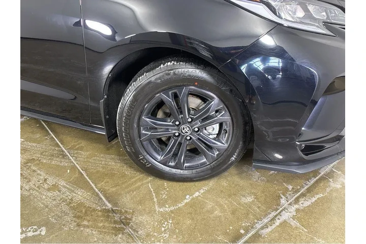 $52989 : Gold Certified2025 Sienna XSE image 9