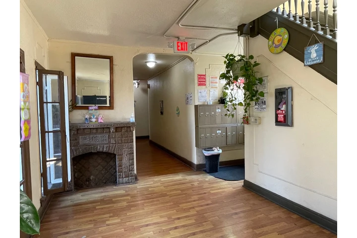 $1325 : Renovated Studio Apts image 5