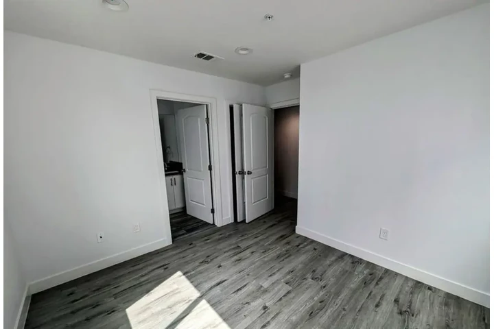 $1950 : 2 bedroom apartment in LA image 6
