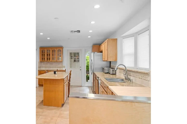 $2450 : 3 Bedroom House in Inglewood image 3