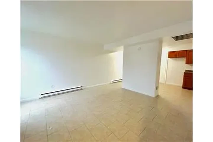 $550 : Rental property with 2 bedro image 3