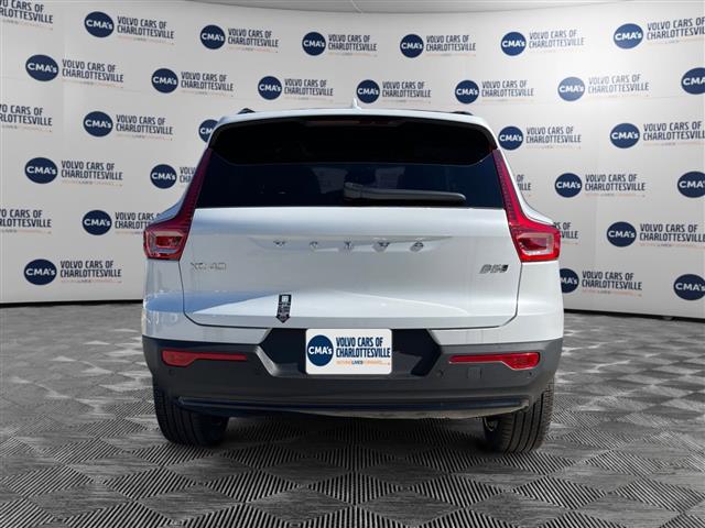 $51345 : PRE-OWNED 2024 VOLVO XC40 B5 image 4