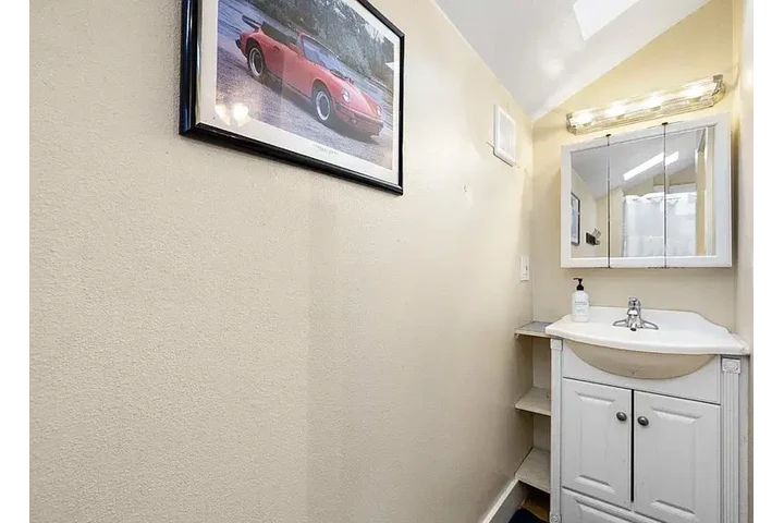 $1390 : Charming 2bed/1bath house image 3