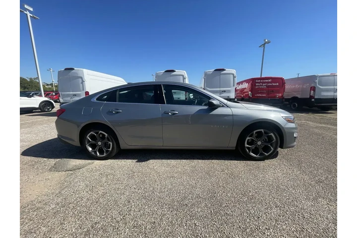 $17459 : Chevrolet Malibu 2023 LT 4dr image 2