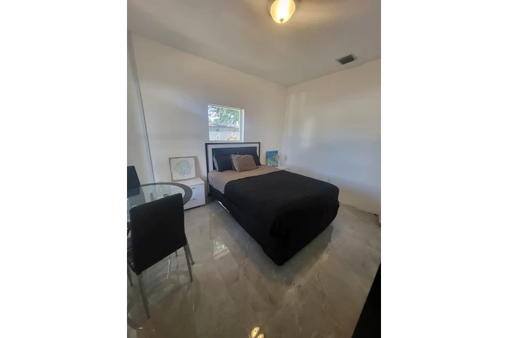 $950 : CUARTO/Entrada privada. image 3