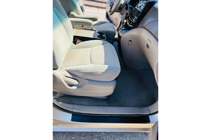 $5799 : 2004 Sienna LE 8 Passenger image 10