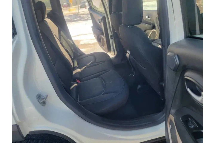 $8499 : 2016 Renegade Latitude image 9